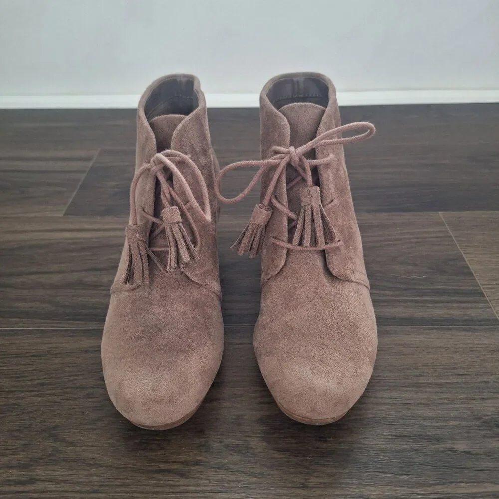 💙 Dr. Scholl's Dakota Suede Taupe Memory Foam Cool Fit Size 6.5 Bootie Comfy Wa